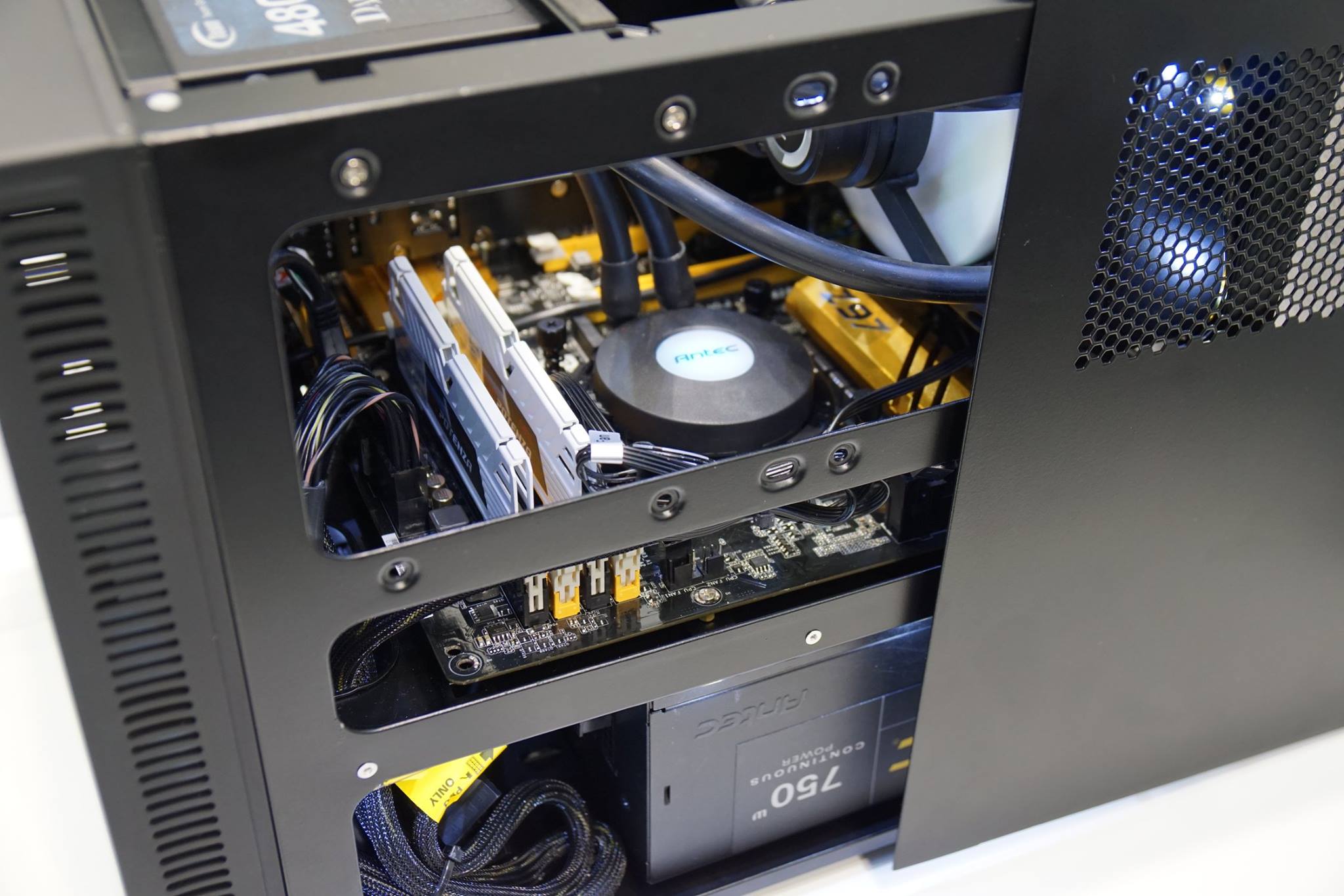 Computex 2014 : Antec toujours dans les boitiers et les watercoolings autonomes