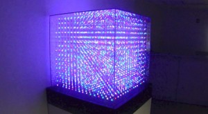 un-gigantesque-cube-de-led-avec-4096-led-rgb-600x331