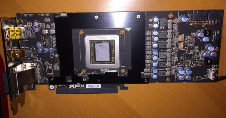 Photos du PCB de la Radeon R9 390X