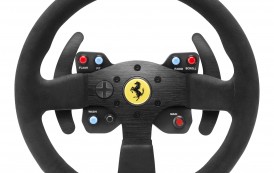 Un volant en Alcantara chez Thrustmaster