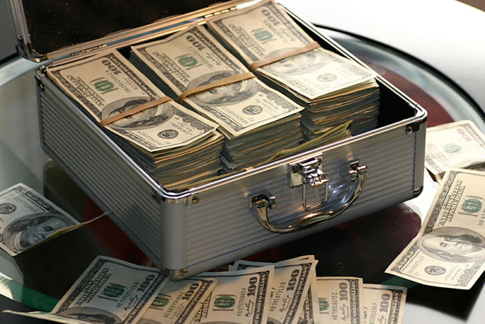 money_case_ransom_hundreds-100708051-large