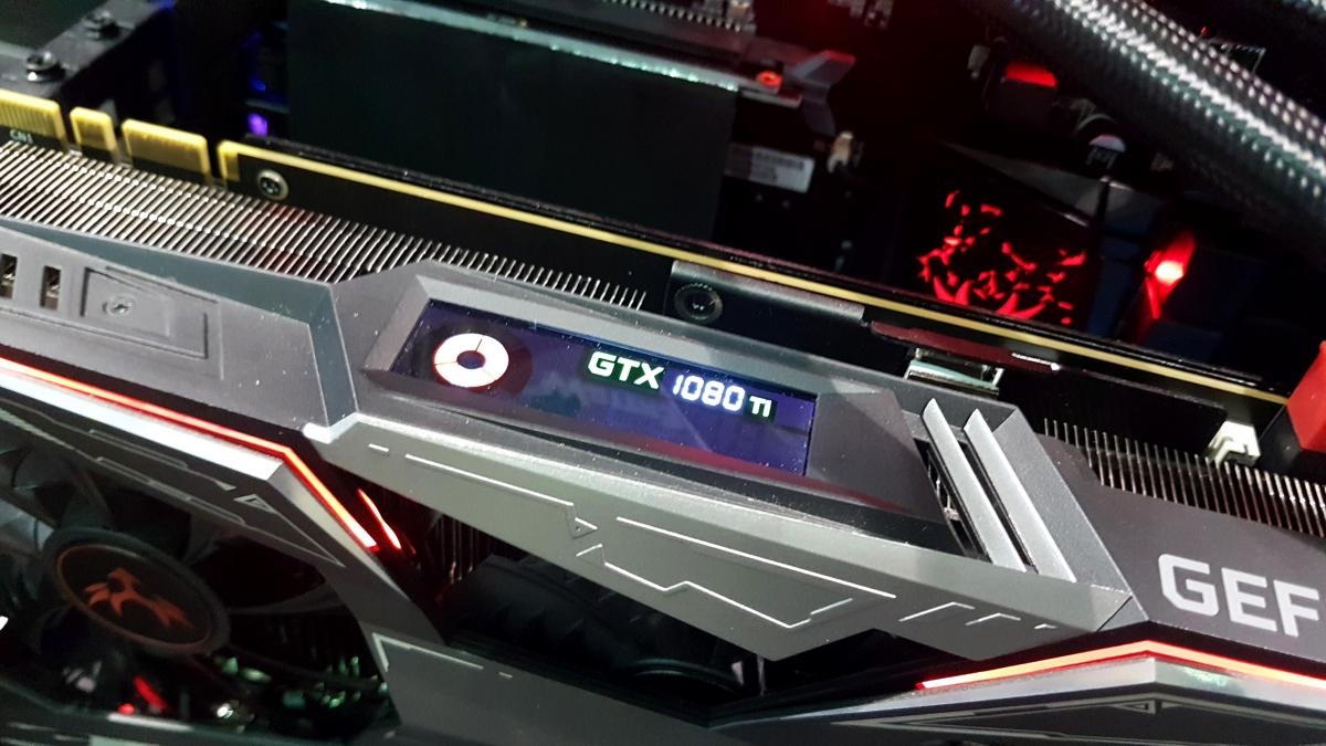 Une 1080ti avec écran de monitoring !!