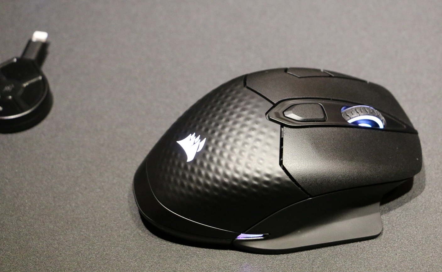 Une souris sans fil qui carbure à l'induction chez Corsair