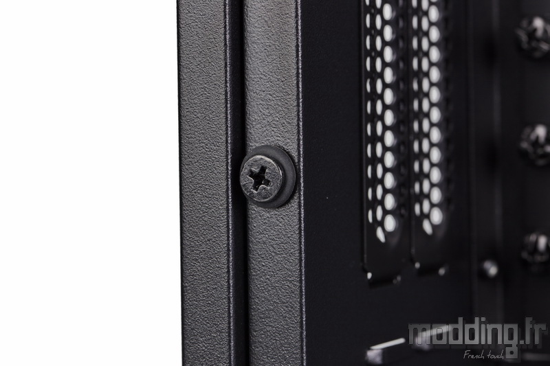 Dark Base 700 111