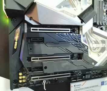 GIGABYTE Z390 Aorus Xtreme WaterForce Motherboard PCIe Slots_575px