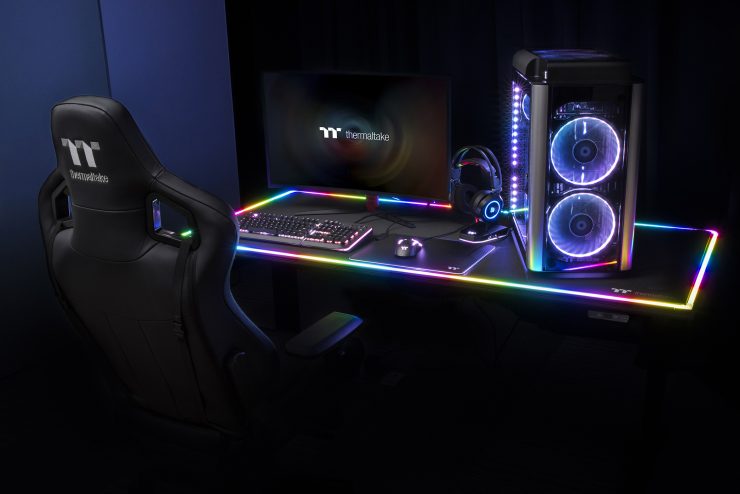 Thermaltake Level 20 RGB BattleStation: Une Table de jeu avec éclairage RGB pour 1000 euros