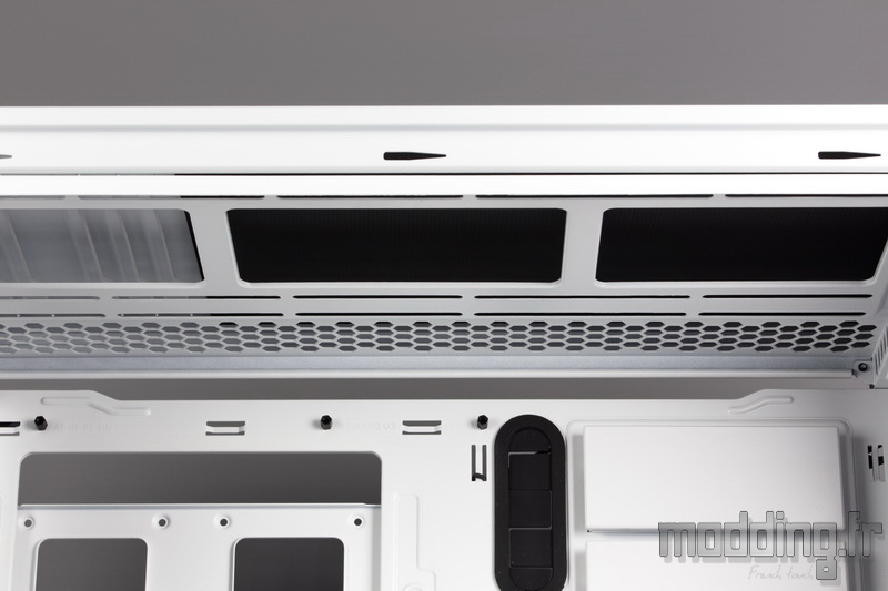 Dark Base 700 White 83