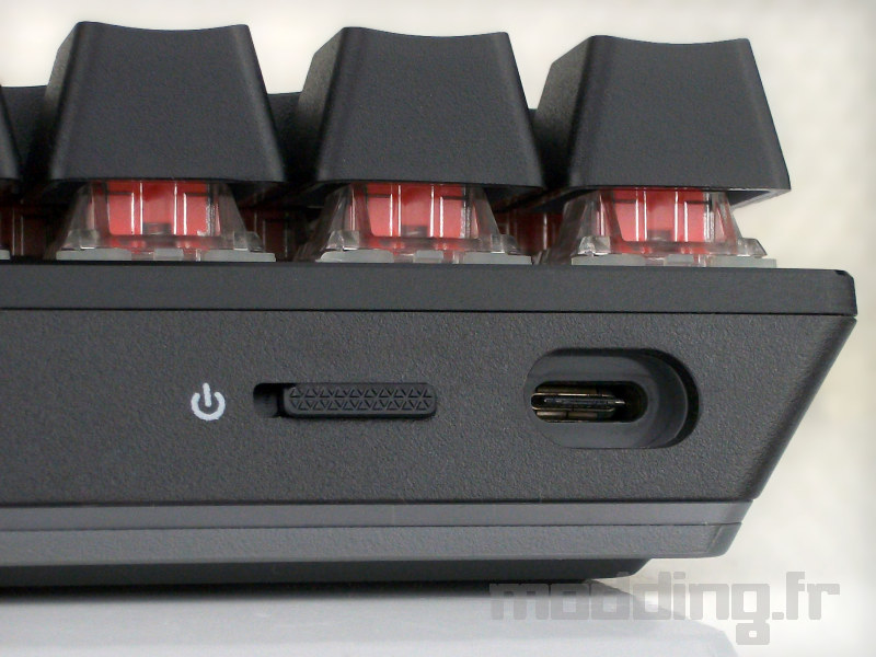 Corsair K70 Pro Mini Wireless battery détail connecteur usb et bouton