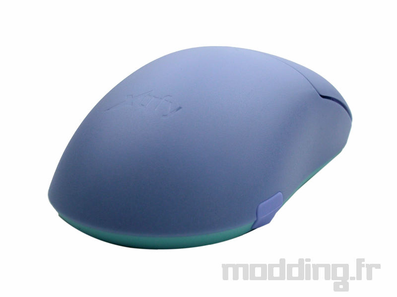 souris xtrfy M8 de travers souris xtrfy M8 de travers