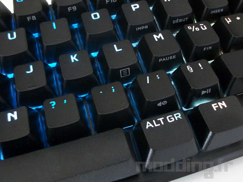 Corsair K65 PRO Mini detail eclairage touche Corsair K65 PRO Mini detail eclairage touche