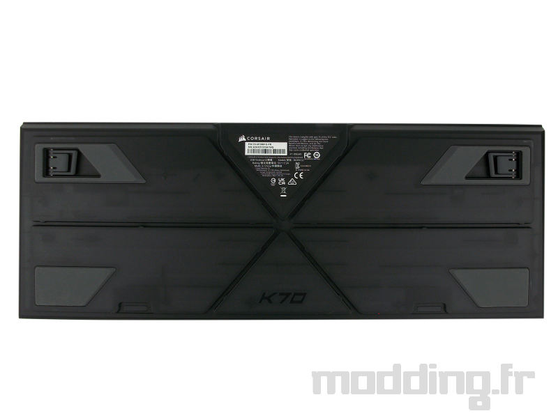 Corsair K70 MAX clavier dessous Corsair K70 MAX clavier dessous
