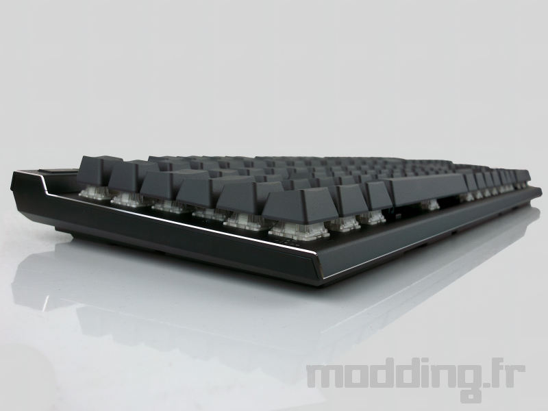 Corsair K70 MAX de travers Corsair K70 MAX de travers