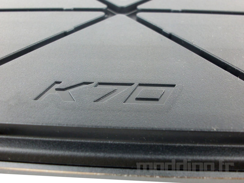 detail k70 dessous Corsair K70 MAX detail k70 dessous Corsair K70 MAX