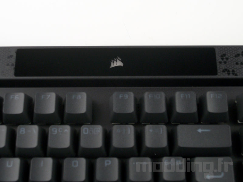 detail panneau central Corsair K70 MAX detail panneau central Corsair K70 MAX