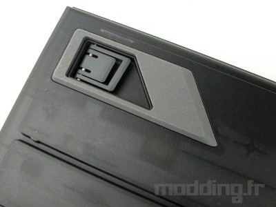 detail pied reglable Corsair K70 MAX