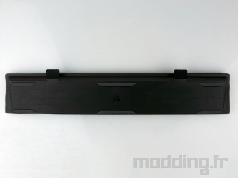 repose poignet Corsair K70 MAX dessous repose poignet Corsair K70 MAX dessous