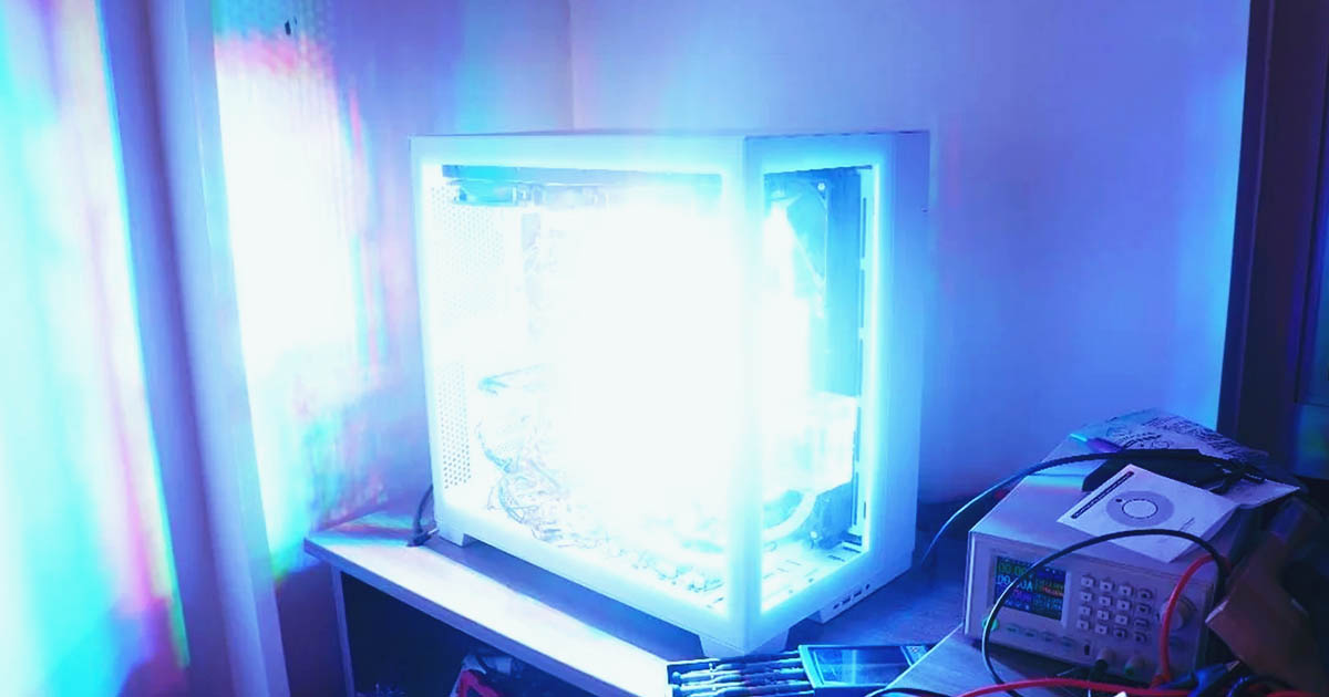Il monte 1200W de LED RGB dans son PC