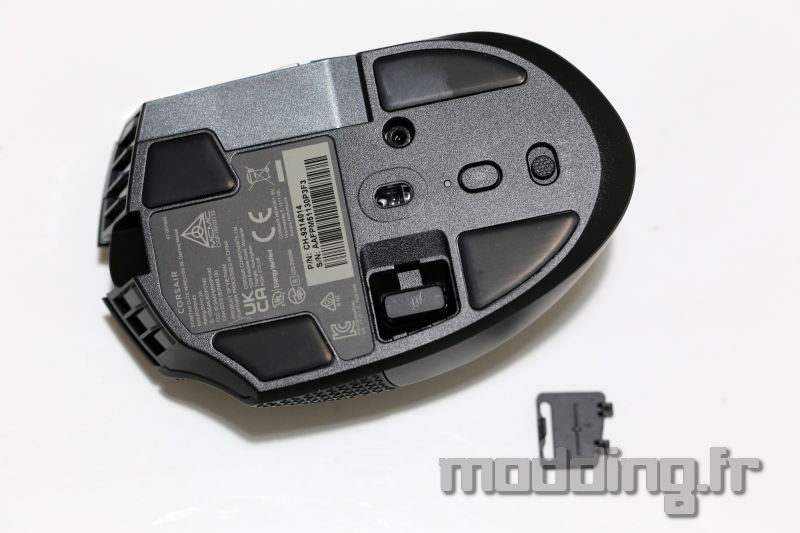 Corsair Scimitar Elite Wireless SE dessous connecteur Corsair Scimitar Elite Wireless SE dessous connecteur