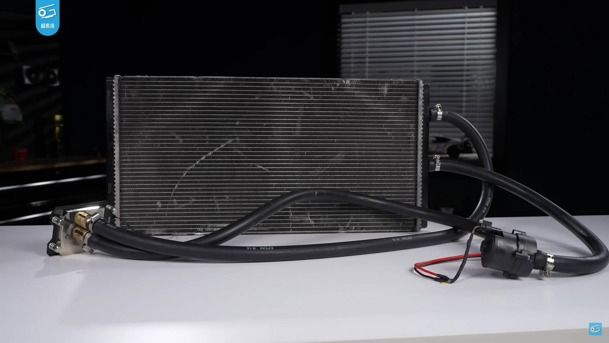 Un radiateur de BMW M4 pour refroidir un Threadripper 9995WX